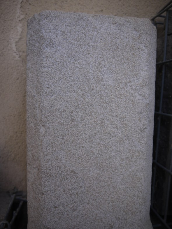 pierre de la tieule finition grenaillée pour les futurs encadrements de portes et fenêtres