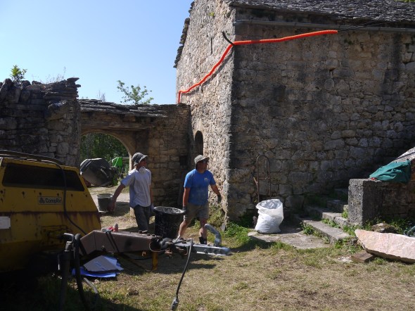 on sort pas les poubelles! on rentre le chaux chanvre pour la voute