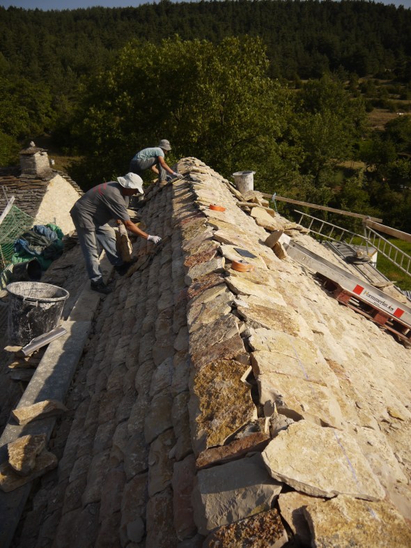 encore un rang et ensuite le faitage ....en attendant la cheminée