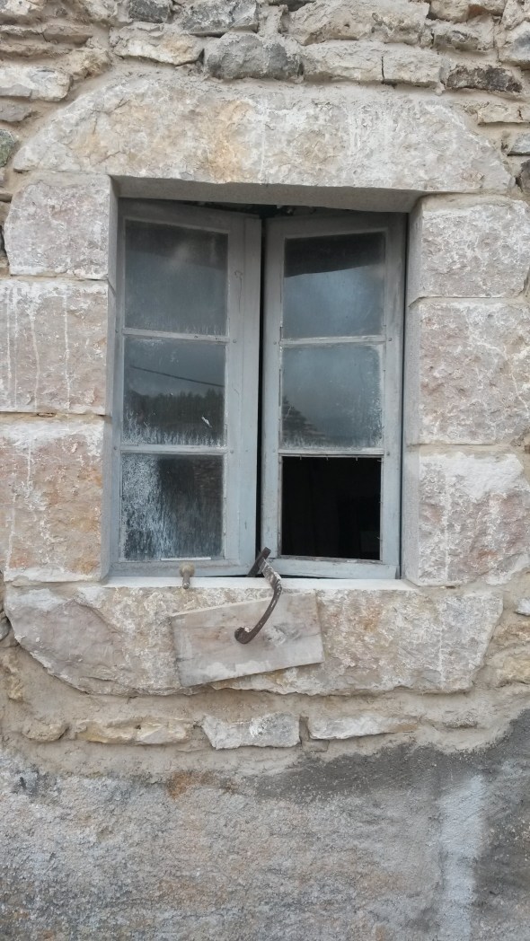 ET VOILA LE TRAVAIL ! On change les huisseries cet été !!!!