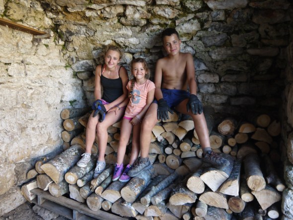 la troupe en pause sous la fraicheur de la voute !