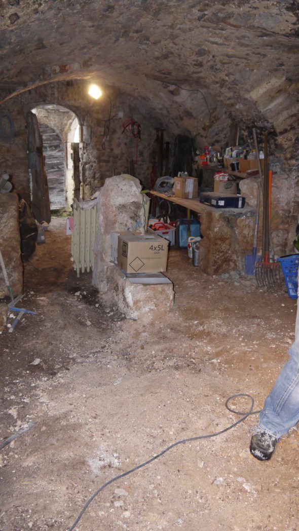 1 menhir de 500 kgs au milieu de l'atelier